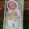 Berenguer babypop fullbody meisje bruine ogen kleding knuffel flesje en speen 42 cm - Afbeelding 7