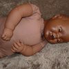 P17 Grote babypop donker voor babymassage etalage babykleding of als speelpop 60 cm - Afbeelding 4