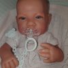 Antonio Juan levensechte babypop fullbody meisje met kleding deken en speen 43 cm - Afbeelding 6