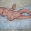 Berbesa full body babypop jongetje blank met kleding en kussen 42 cm - Afbeelding 18