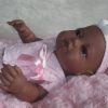Berbesa full body babypop meisje donker met kleding en kussen 42 cm - Afbeelding 3