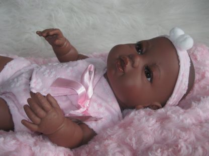 Berbesa full body babypop meisje donker met kleding en kussen 42 cm - Afbeelding 3