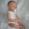 AD9 Levensechte Babypop Leoni soft body bruine ogen met speen 52 cm - Afbeelding 18