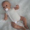 AD9 Levensechte Babypop Leoni soft body bruine ogen met speen 52 cm - Afbeelding 3