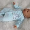 AD3w Levensechte Babypop soft body lachend met kleding 53 cm - Afbeelding 22
