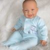 AD3w Levensechte Babypop soft body lachend met kleding 53 cm