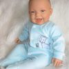 AD3w Levensechte Babypop soft body lachend met kleding 53 cm - Afbeelding 4