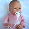 ADK0b Levensechte Babypop New born Meisje fullbody blank in kleding en speen 52 cm - Afbeelding 7