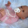 ADK0b Levensechte Babypop New born Meisje fullbody blank in kleding en speen 52 cm