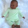 AD3l Levensechte Babypop soft body pop donker met kleding 53 cm - Afbeelding 4