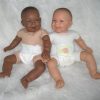AD3CO Levensechte Babypoppen combi set van 2 poppen blank en donker 53 cm