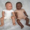 AD3CO Levensechte Babypoppen combi set van 2 poppen blank en donker 53 cm - Afbeelding 4