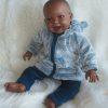 AD3i Levensechte Babypop soft body pop donker met kleding 53 cm - Afbeelding 3