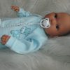 AD9e Levensechte Babypop Leoni soft body bruine ogen velours pakje speen 52 cm - Afbeelding 21