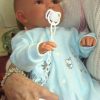 AD9e Levensechte Babypop Leoni soft body bruine ogen velours pakje speen 52 cm - Afbeelding 4