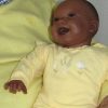 AD3c Levensechte Babypop soft body pop donker met kleding 53 cm - Afbeelding 3