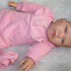 AD6a Levensechte Babypop soft body flexibel met kleding 53 cm - Afbeelding 10