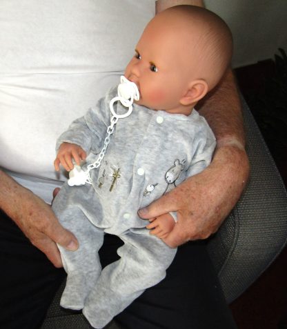AD7j Levensechte Babypop soft body slaapogen kleding speen 52 cm