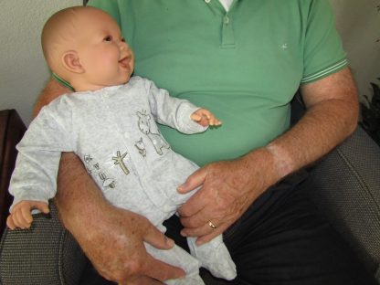 AD3b Levensechte Babypop soft body bruine ogen grijze kleding 53 cm - Limited Edition - Afbeelding 3