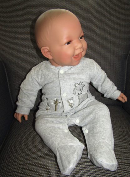 AD3b Levensechte Babypop soft body bruine ogen grijze kleding 53 cm - Limited Edition - Afbeelding 5