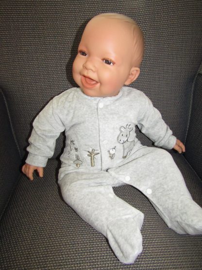 AD3b Levensechte Babypop soft body bruine ogen grijze kleding 53 cm - Limited Edition - Afbeelding 4