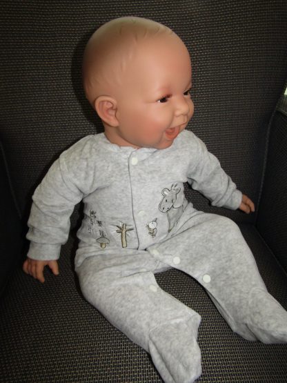 AD3b Levensechte Babypop soft body bruine ogen grijze kleding 53 cm - Limited Edition - Afbeelding 7
