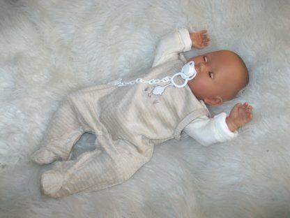 AD7a Levensechte Babypop softbody slaapogen kleding speen 52 cm - Afbeelding 5