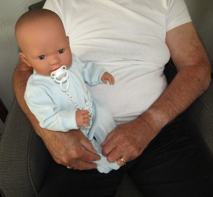 AD7e Levensechte Babypop soft body slaapogen in velours pakje met speen 52 cm - Afbeelding 21