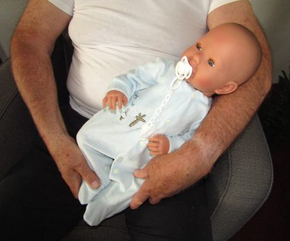 AD7e Levensechte Babypop soft body slaapogen in velours pakje met speen 52 cm - Afbeelding 19