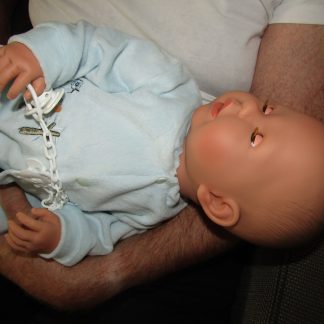 AD7e Levensechte Babypop soft body slaapogen in velours pakje met speen 52 cm