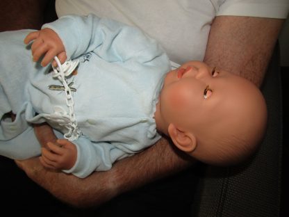 AD7e Levensechte Babypop soft body slaapogen in velours pakje met speen 52 cm