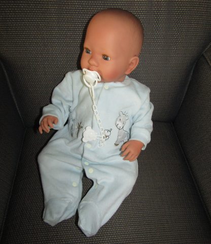 AD7e Levensechte Babypop soft body slaapogen in velours pakje met speen 52 cm - Afbeelding 2