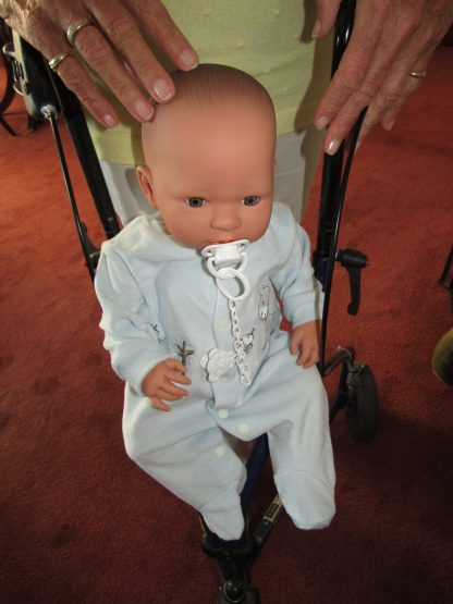 AD7e Levensechte Babypop soft body slaapogen in velours pakje met speen 52 cm - Afbeelding 5