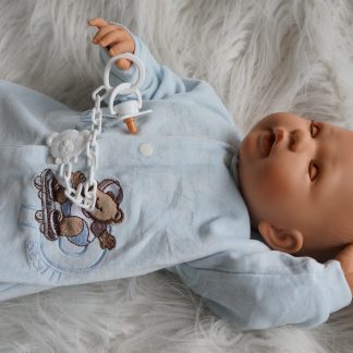AD7g Levensechte Babypop soft body slaapogen in blauw pakje en speen 52 cm